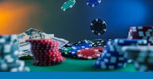 Pemain menikmati taruhan sepak bola di aplikasi mobile dengan interface intuitif